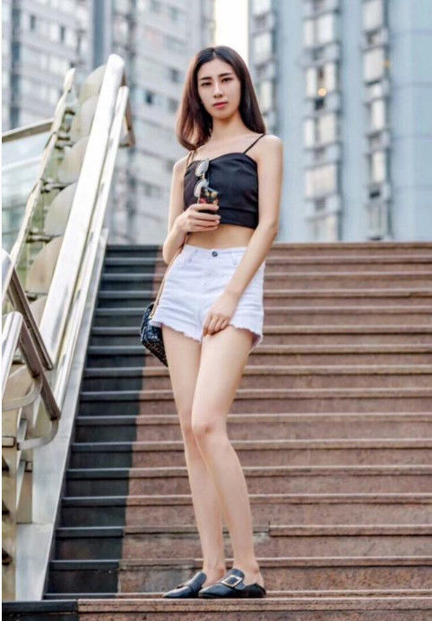 『少女』街拍:低头玩着手机可爱小姐姐,面容清丽,少女范十足