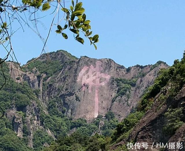 国内最神奇寺庙，建在半封闭巨石之下，千年古藤倒挂其中