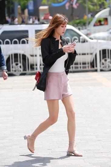 一条粉色的短裤，配上那双银色的盘丝状高跟鞋，更加时尚大方