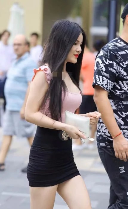 气质小姐姐紧身包臀裙尽显迷人的身材曲线，网友：这胸部包不住了