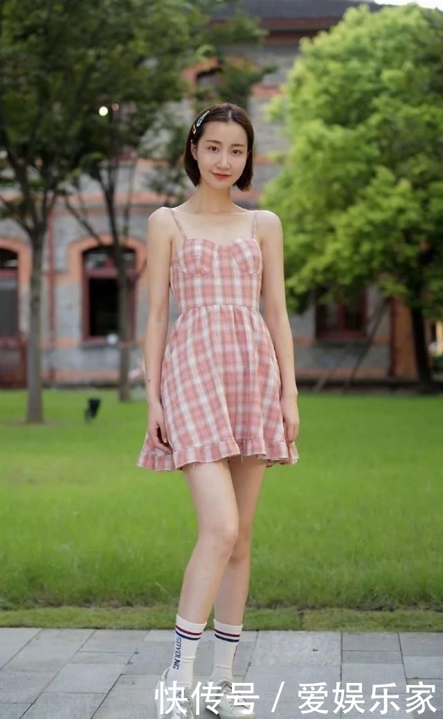  蓝色|蓝色紧身牛仔裤搭配高筒靴，穿一件亮银色皮衣更是帅气感十足