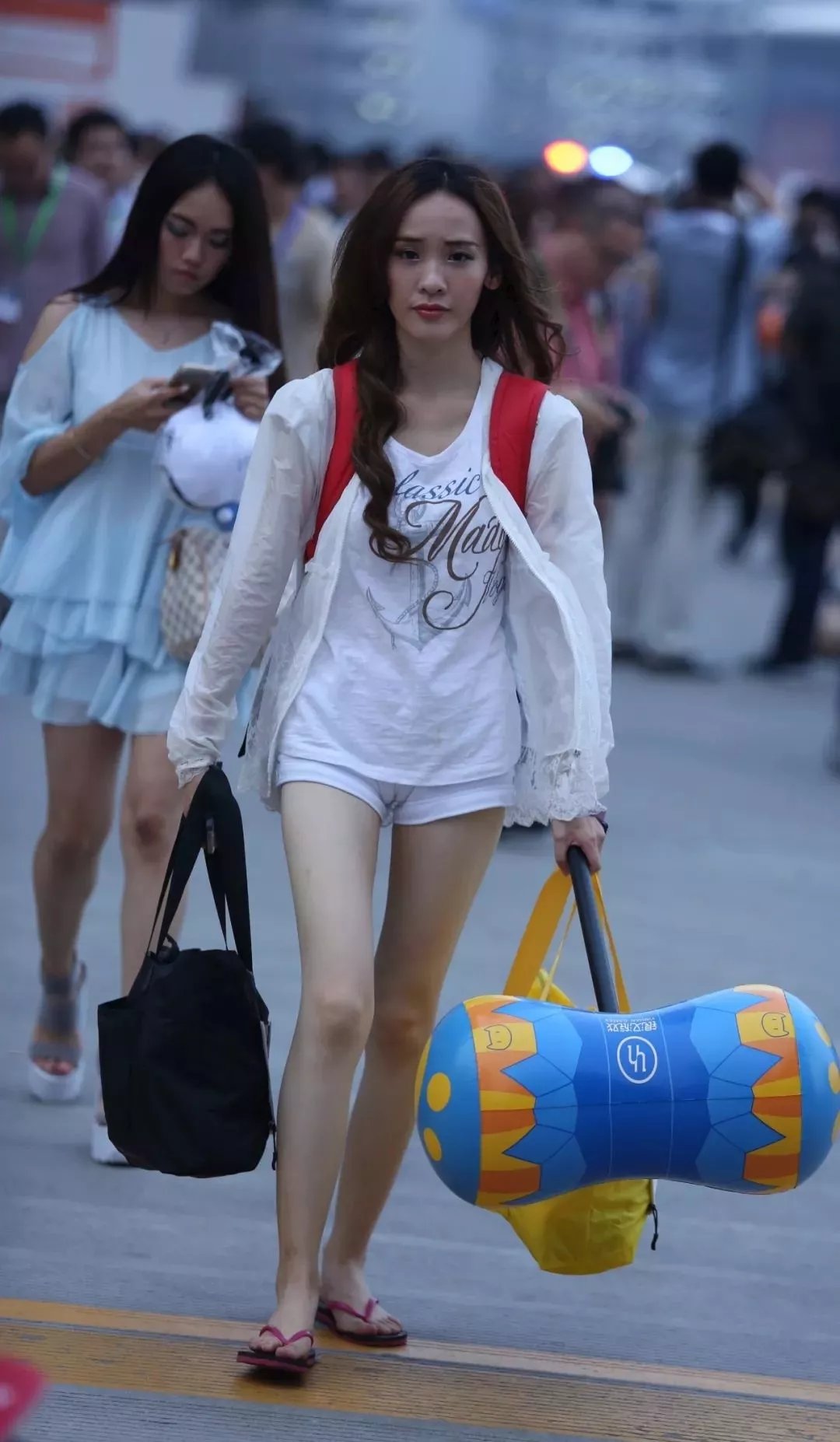 街拍热裤人字拖鞋的大长腿美女小姐姐