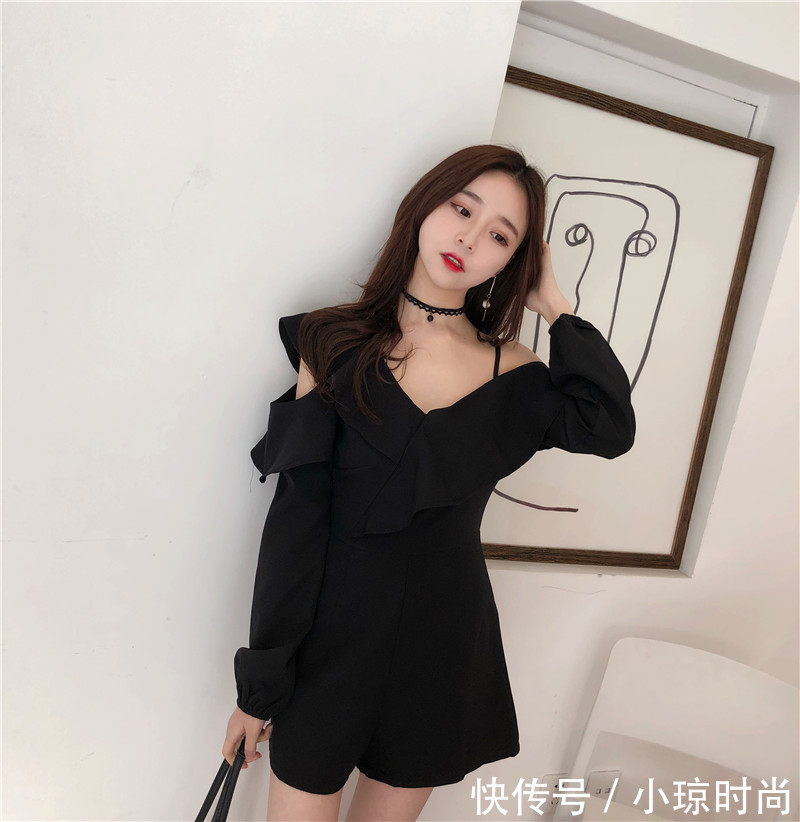若隐若现的妩媚，性感诱人，露肩裙展现女生的性感和清纯，仙女必