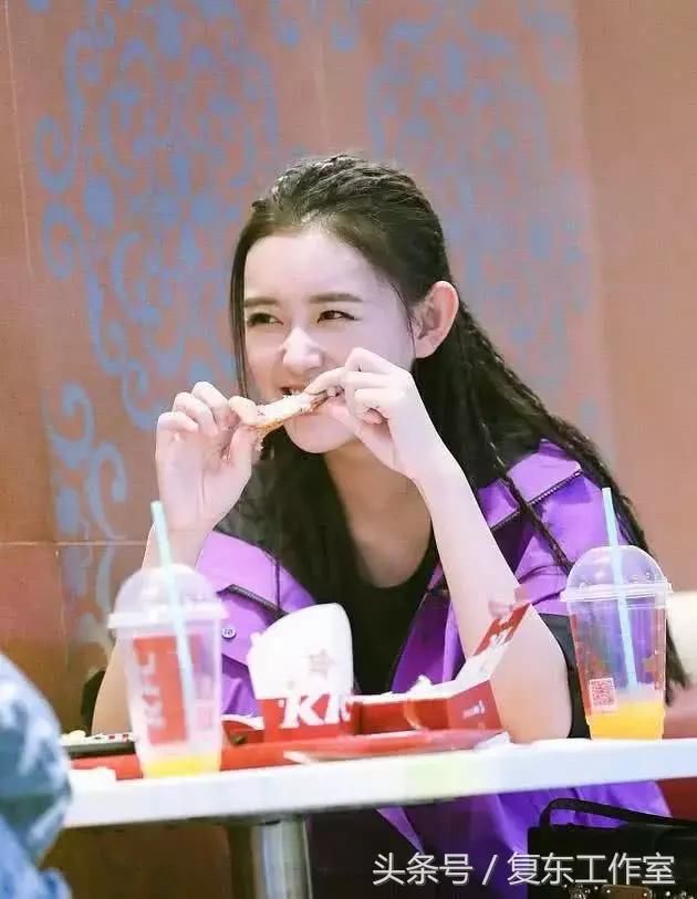 17岁的蒋依依美出天际，这颜值高出宋祖儿一半，网友：呵呵