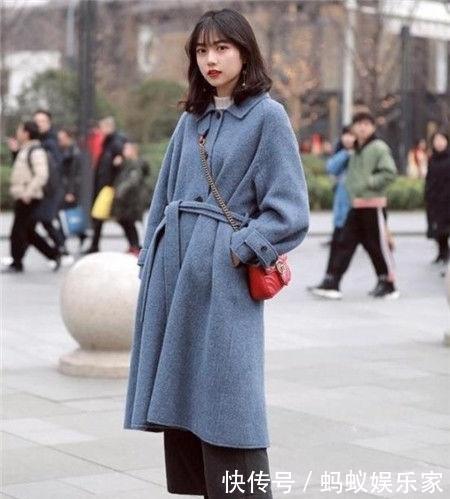「休闲裤」街拍:瑰姿艳逸的小美女,身穿吊带背心配休闲裤,长相清秀又美丽