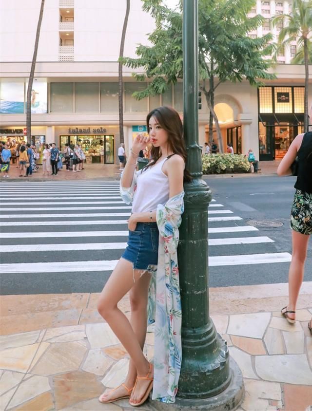 街拍 长腿热裤美女,青春不悔,脚步不歇!