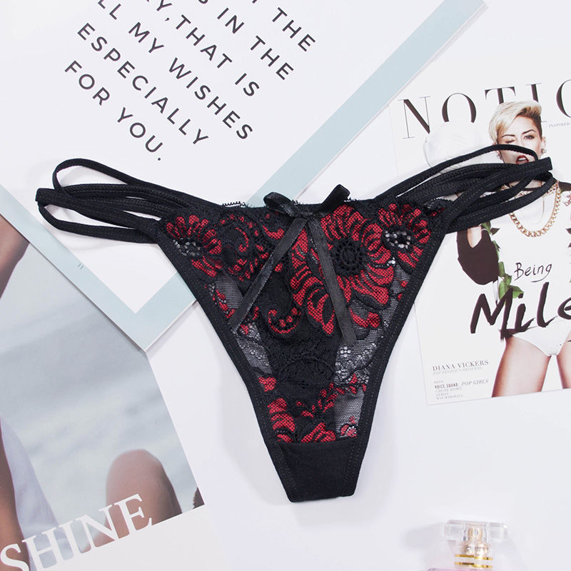 现在的女人很简单，裤衩也简单，穿两条带子就可以了