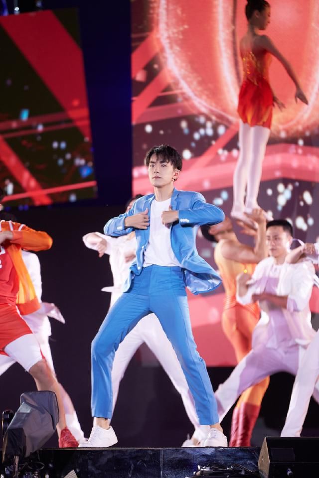 18岁易烊千玺肌肉线条太撩人!彩辫+葱须刘海真是个性过了头!