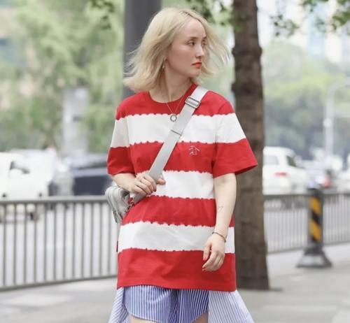 街拍：气质优雅又青春洋溢，美女露出长腿，性感中又带点小狂野！