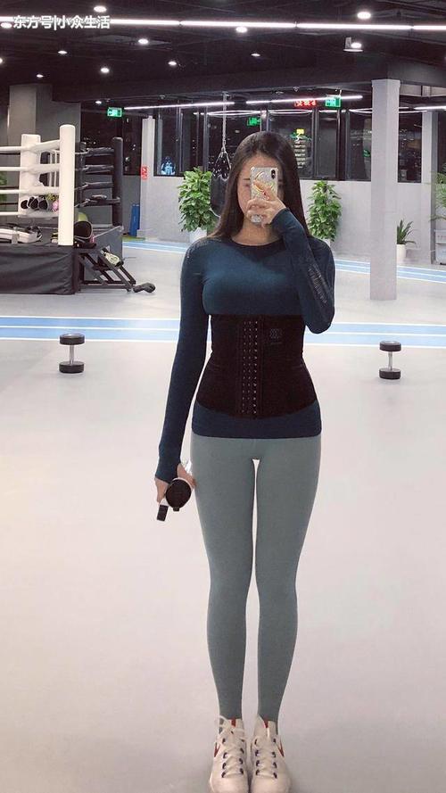 街拍：瑜伽裤出街的小姐姐，图2妹子晒出了自己的“美蛇腰”