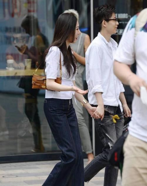  「红色」街拍：身材苗条的小姐姐，一件红色的连衣裙，时尚魅力女神气质