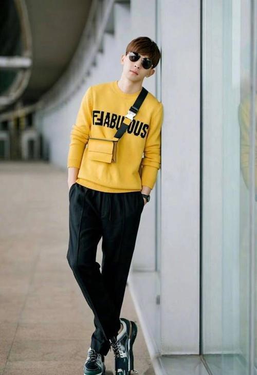 邓伦启程米兰时装周，机场大秀一番与粉丝挥手告别