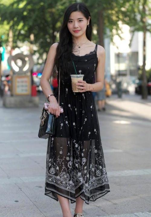 路人街拍：穿黑色吊带仙女裙的小姐姐，秀出美丽香肩十分养眼