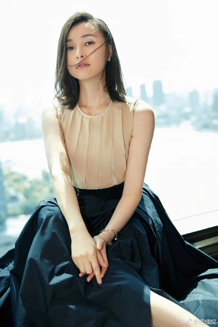 沈佳妮身穿开叉长裙端庄优雅，尽秀大长腿，网友：朱亚文好眼光！