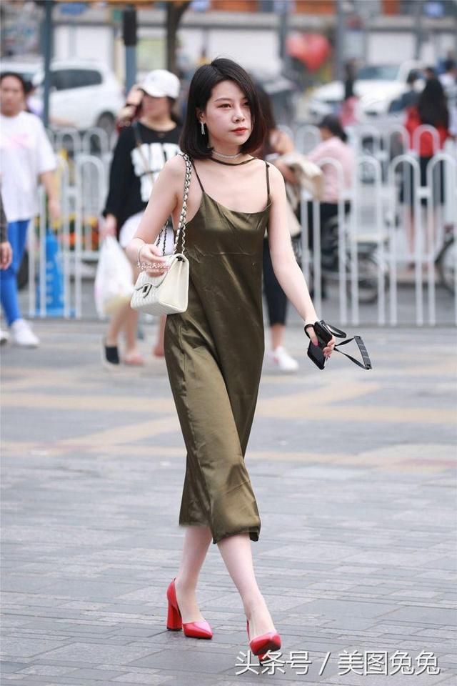 街拍：气质美女打扮有水准，简单连衣裙就能穿出别样风情魅力！