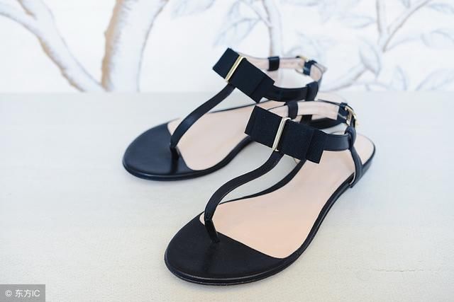 不挑年龄不挑身材的凉鞋，穿着舒适又拿脚，尽显玉足白净