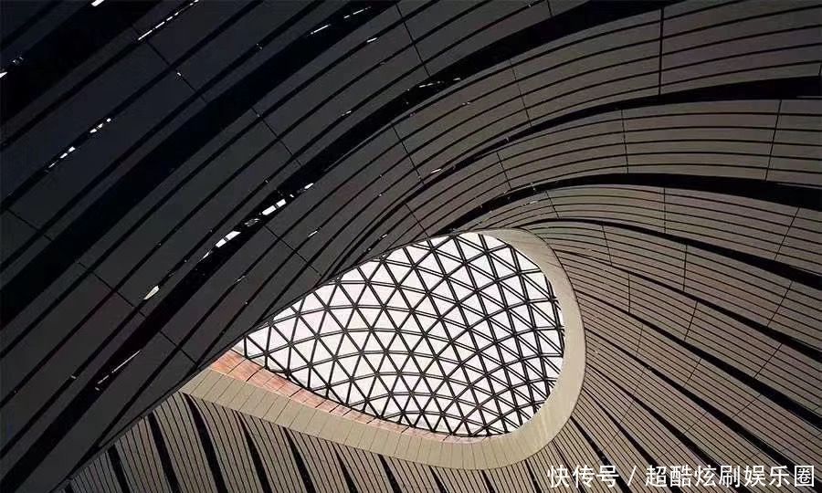 北京大兴机场游客比旅客多20倍，网友吐槽早晚的航班交通不便