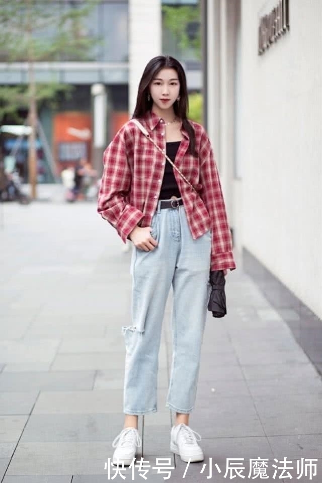 气质:路人街拍,靓女内搭选择了一件修身的背心,充满着优雅与气质