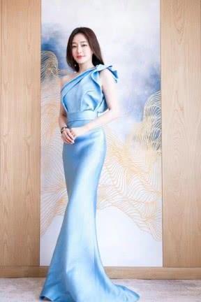 蔡卓妍36岁秦岚37岁，同框比美尴尬出天际，一个仙女一个大婶