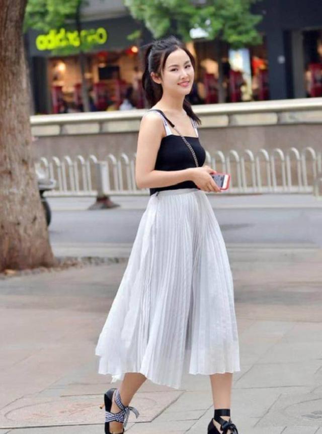 街拍：穿着有自己的特性的小姐姐，身材纤细清新美丽！