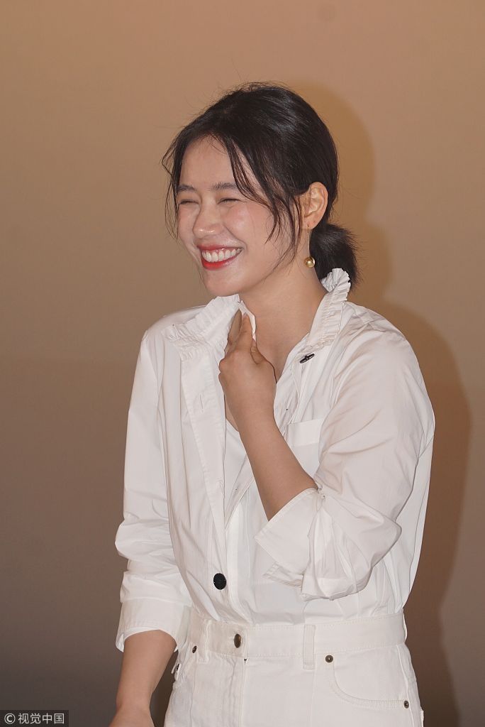 马思纯着白色收身连衣裙秀长腿身材曼妙  露“海绵宝宝笑”显开朗