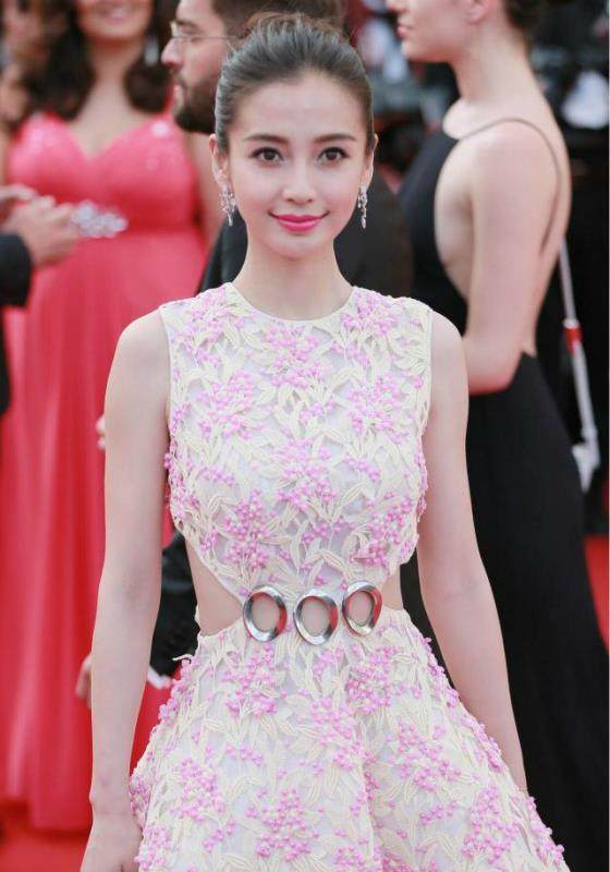 看了杨颖穿连衣裙，再看看章泽天，网友：一个端庄，一个仙气十足