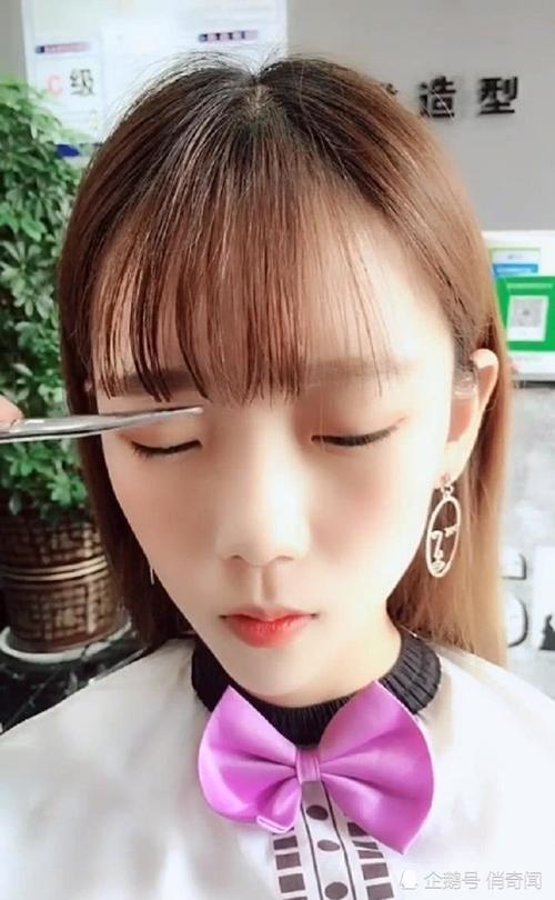 发际线很高的宅女去理发店修刘海，修完后秒变甜美系女神