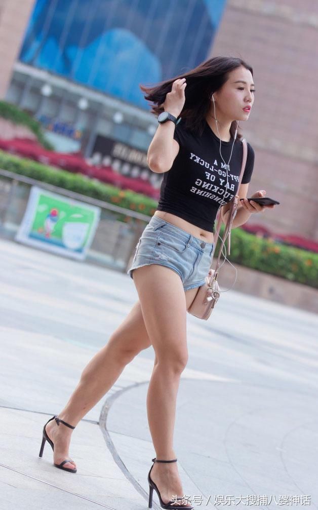 高挑小姐姐穿紧身衣秀出丰腴饱满的上围,现在裤子都流行这么短?