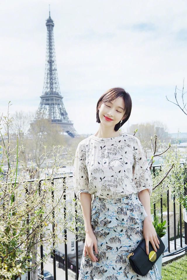 张俪穿吊带裙现身，肩带勒得好紧，网友：看着都呼吸困难！