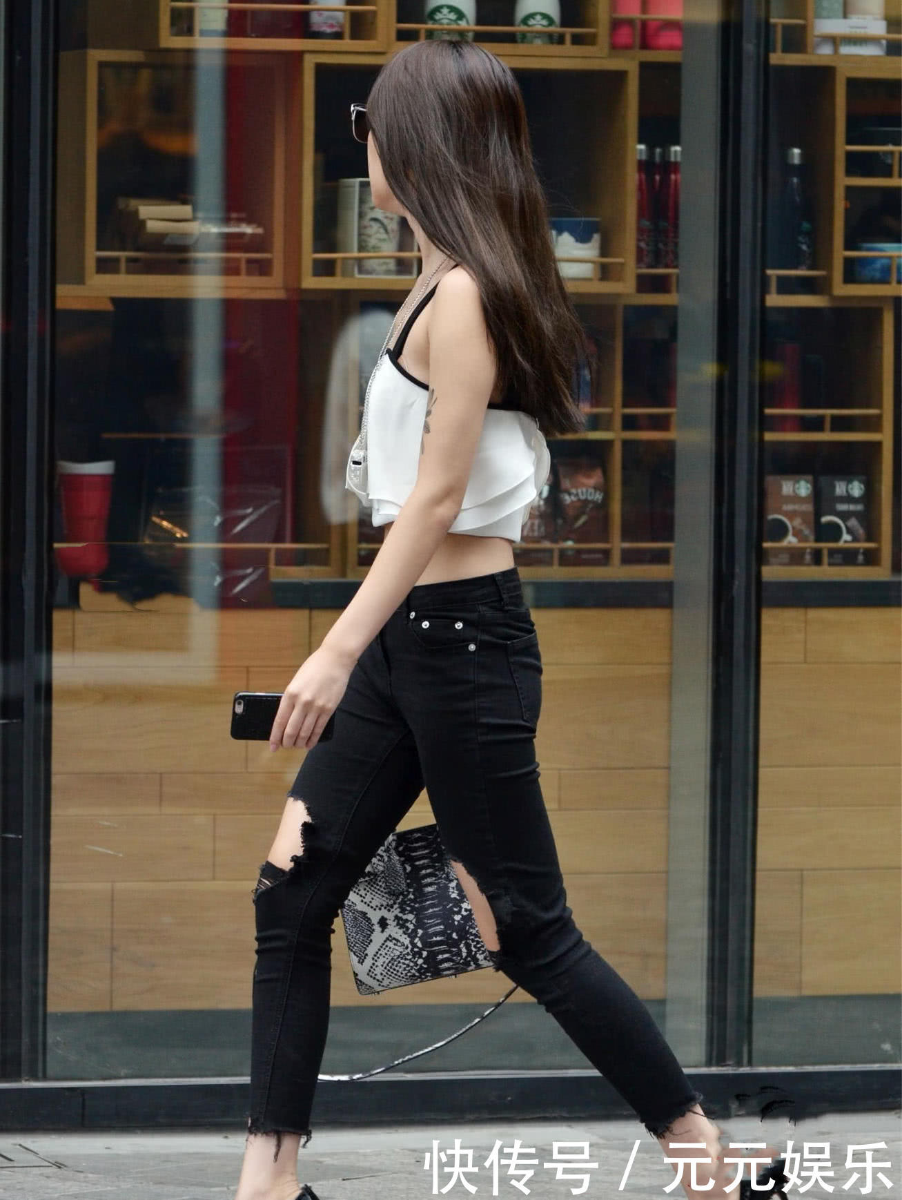 气质小姐姐破洞牛仔大秀纤细筷子腿，吊带背心尽显御姐范儿