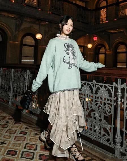  「杨紫江」早春流行什么穿搭？当然是毛衣配裙子，杨紫江疏影都爱穿！
