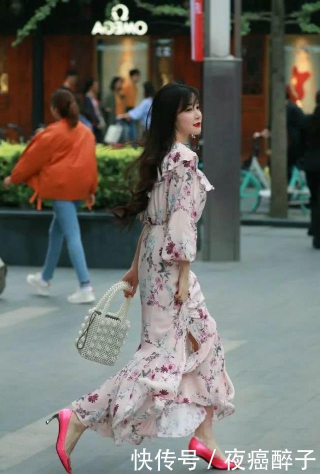 蓝色|路人街拍:靓女白色露脐上衣搭配蓝色牛仔短裤,非常的吸引人