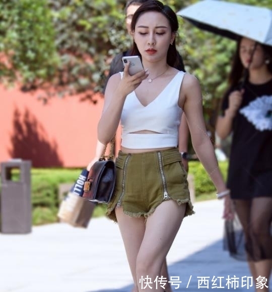 『 气质』年龄一点都看不出,街拍:气质大姐时尚搭配