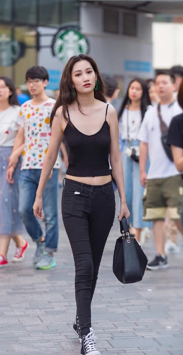 身材高挑的前台小姐姐，穿着一条修身长裤，一双大长腿显得鹤立鸡