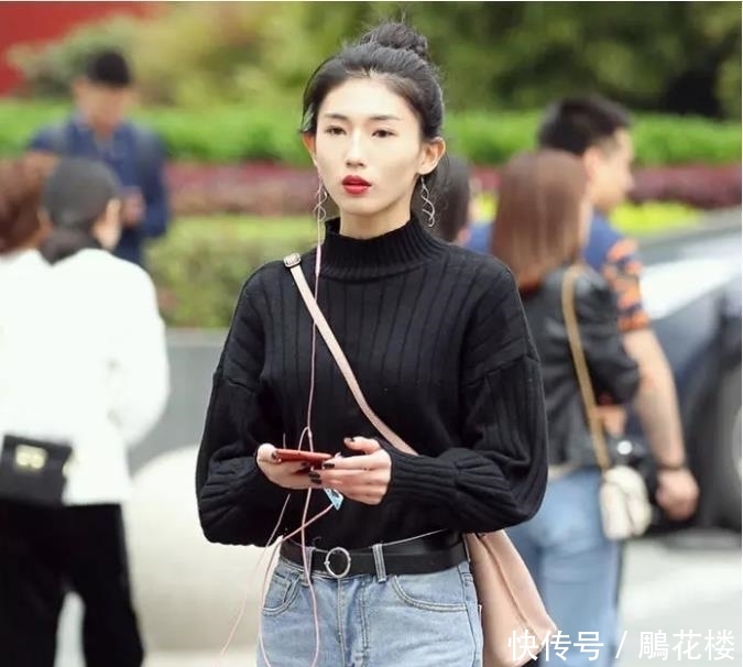 拥有:街拍:拥有独特气质的女子,穿搭时尚,彰显迷人女性之美