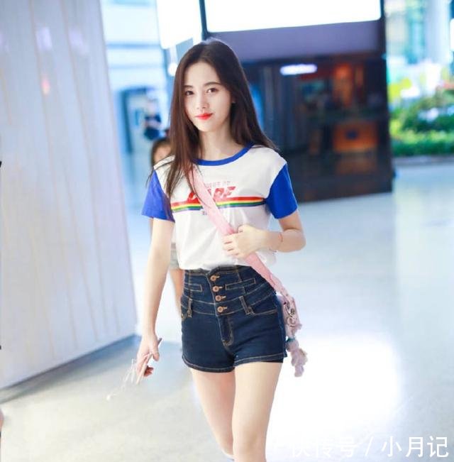 鞠婧祎简直了，牛仔裙这么紧还能把上衣扎进去，小腰到底有多细