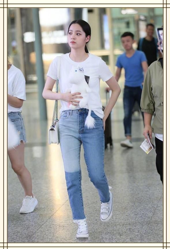 18岁欧阳娜娜竟不敌64岁赵雅芝?网友:气质面前少女感也不过如此