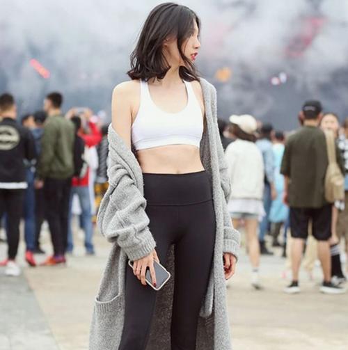 街拍美女：紧身打底裤让女人味尽情散发，美的脱俗！