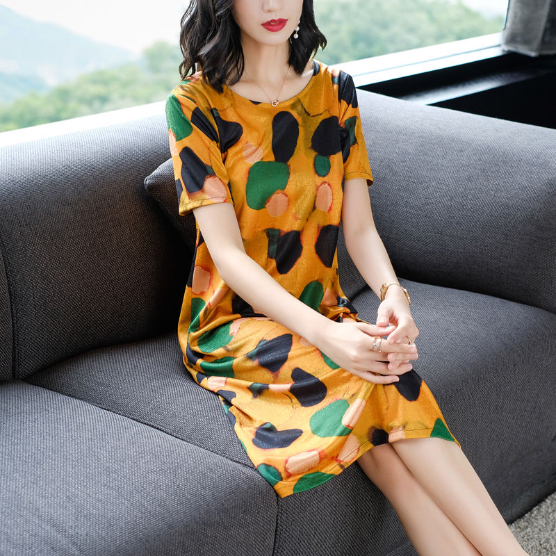 好的，我知道妈妈们都爱什么样的衣服了，看哪!都在这儿呢