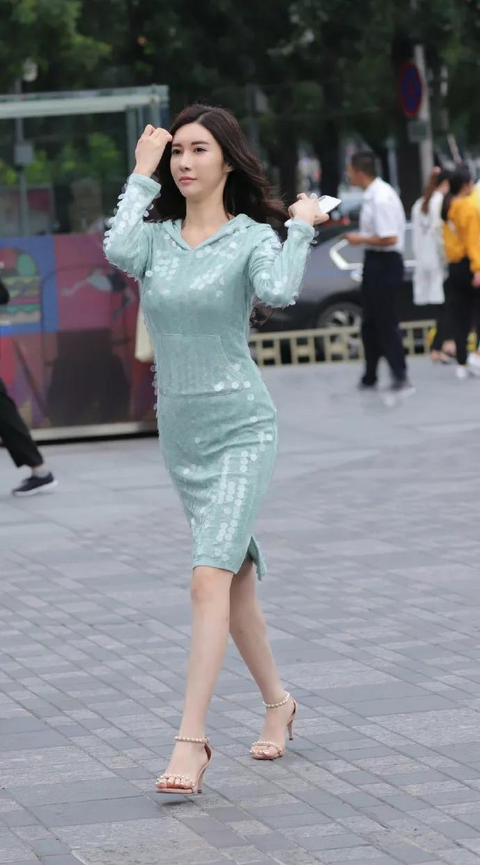 气质:街拍:小姐姐走路的姿态昂首挺胸,自带着一种自信的气质