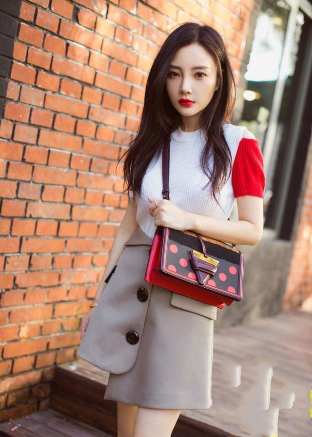 李小璐晒出最新时尚街拍美出新高度,网友:鞋穿的真个性。