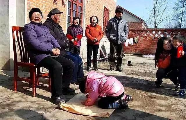 农民年后屡现一反常“行为”，专家看不懂，老农几句话说的心酸