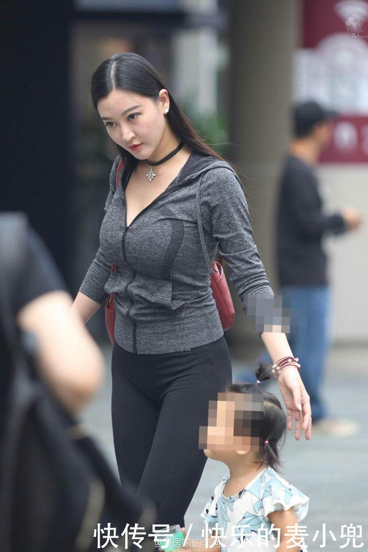 紧身裤■街拍 时尚辣妈黑色紧身裤不仅仅显高显瘦, 还很有轮廓感!