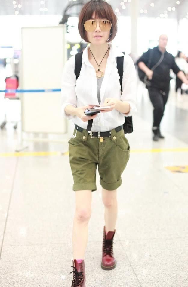 鲁豫真大胆！这身板子还敢穿这种短裤太尴尬了，都不知道怎么进去