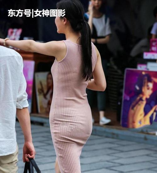 街拍美女：穿粉红紧身裙的小姐姐，优雅时尚！