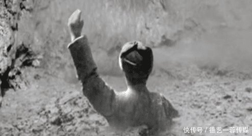 川藏公路上有座桥, 被武警24小时看守, 只因一名战士被浇筑其中