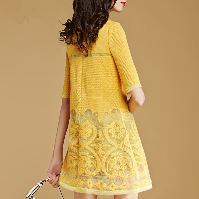 秋天别再裙子配打底裤，土的不行，这样穿连衣裙，美的不能再美了