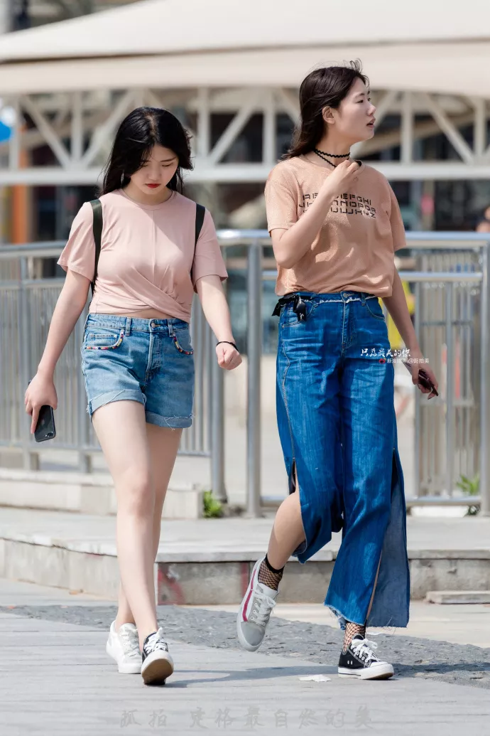 街拍：夏日街头好闺蜜，穿紧身牛仔热裤，简单大方却又不失洋气