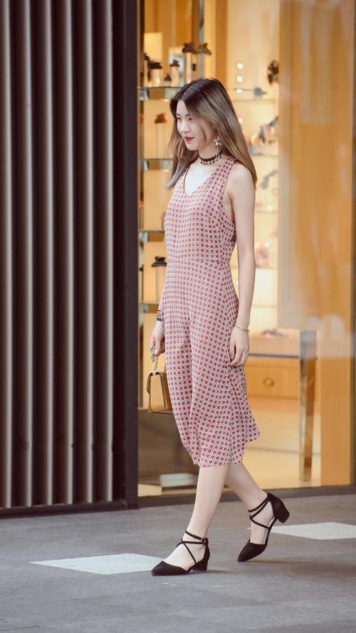 路人街拍，小姐姐长相靓丽五官大气而优雅，穿着清凉，走路带风