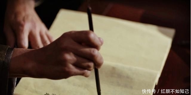 朱元璋剧照：朱元璋写了副对联挂在殿前，大臣一脚踢翻，朱元璋重重有赏